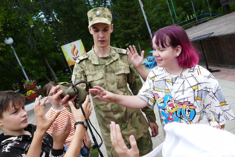 Росгвардейцы из Ангарска познакомили школьников со службой в полку оперативного назначения
