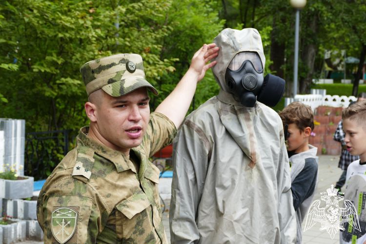 Росгвардейцы из Ангарска познакомили школьников со службой в полку оперативного назначения