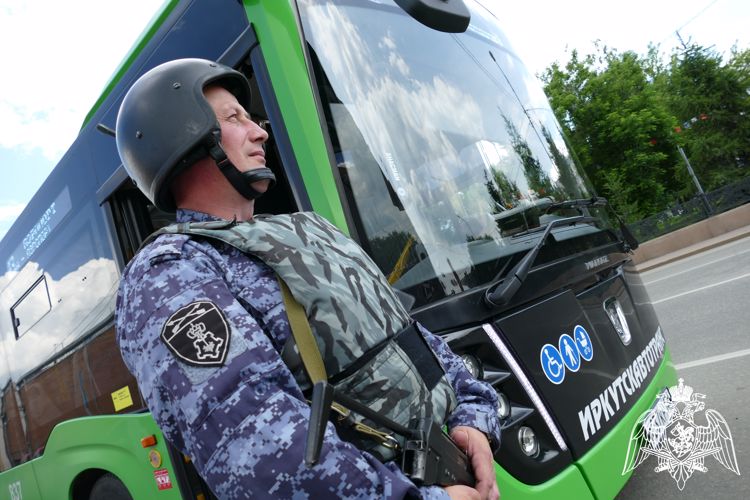 Росгвардия взяла под охрану автобусы в Иркутске (видео)