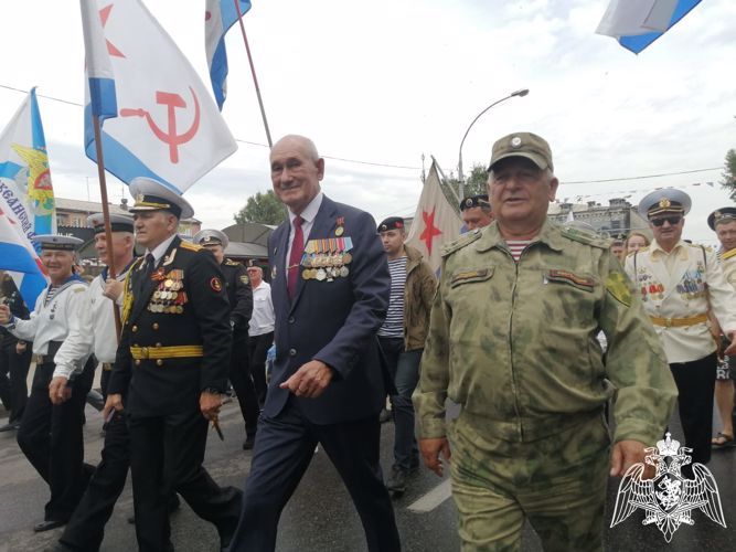 Военный оркестр Росгвардии возглавил праздничное шествие ко Дню военно-морского флота в Иркутске