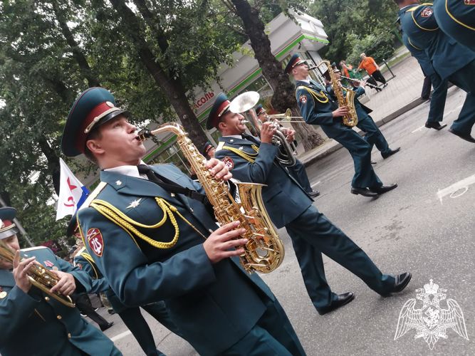 Военный оркестр Росгвардии возглавил праздничное шествие ко Дню военно-морского флота в Иркутске