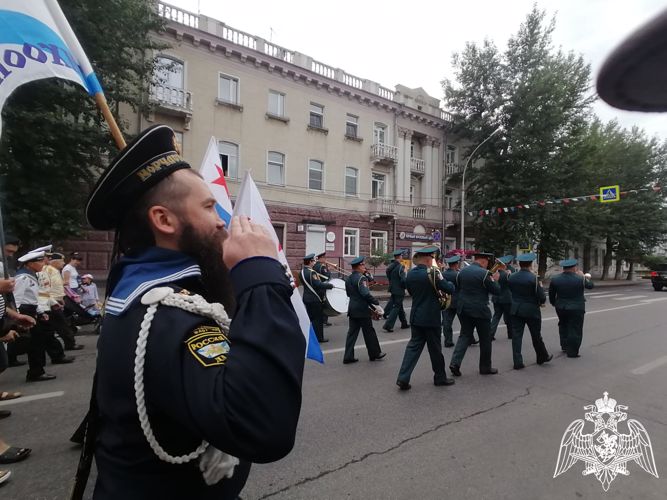 Военный оркестр Росгвардии возглавил праздничное шествие ко Дню военно-морского флота в Иркутске