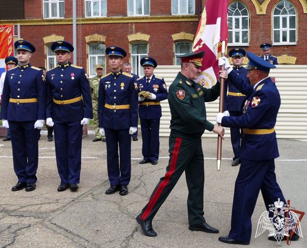 КОМАНДУЮЩИЙ СИБИРСКИМ ОКРУГОМ РОСГВАРДИИ ВРУЧИЛ БОЕВОЕ ЗНАМЯ АВИАЦИОННОЙ ЭСКАДРИЛЬИ В ИРКУТСКЕ (ВИДЕО)