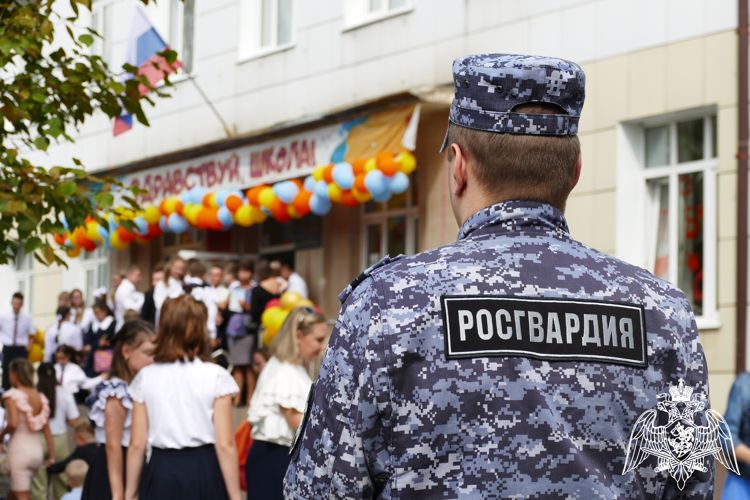 Сотрудники Росгвардии обеспечили безопасность проведения Дня знаний в Иркутской области