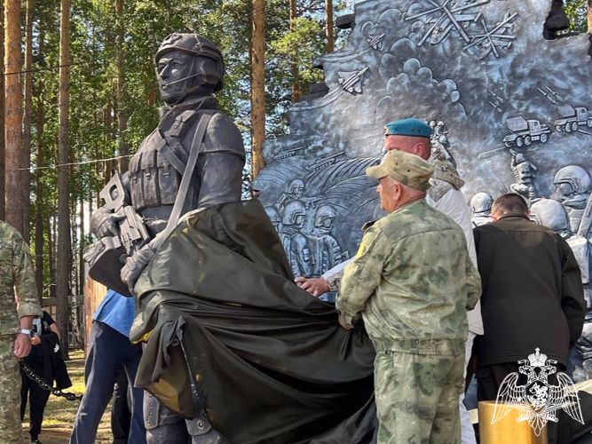 В День борьбы с терроризмом иркутские росгвардейцы присоединились к открытию памятника участникам СВО (видео)
