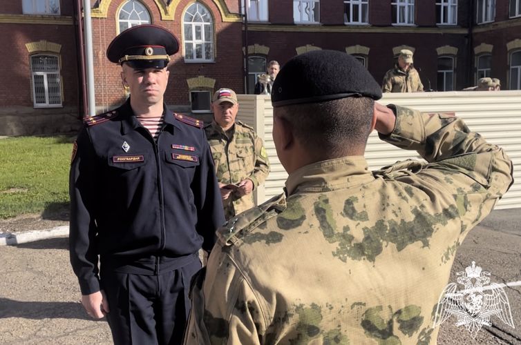 В Иркутске росгвардейцам - участникам СВО вручили государственные награды (видео)