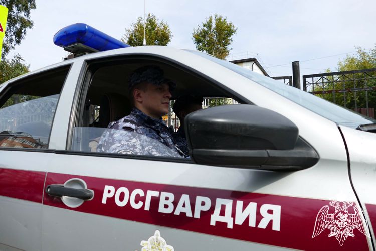 Сотрудники Росгвардии задержали мужчину, который нарушал общественный порядок у школы в Иркутске (видео)