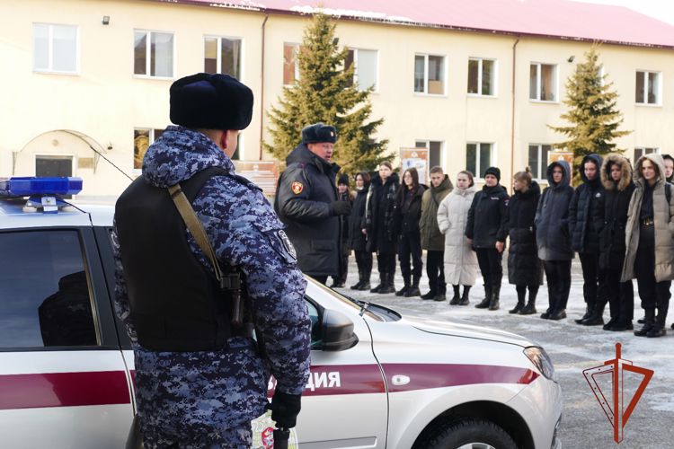 Студентов-правоохранителей из Иркутска познакомили со службой в Росгвардии
