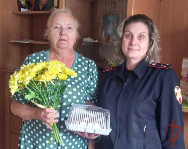 Сотрудники Росгвардии поздравили с Днём матери семьи погибших коллег
