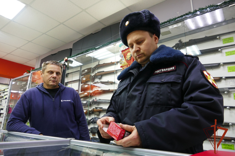 Сотрудники Росгвардии проверяют оружейные магазины в Приангарье (видео)