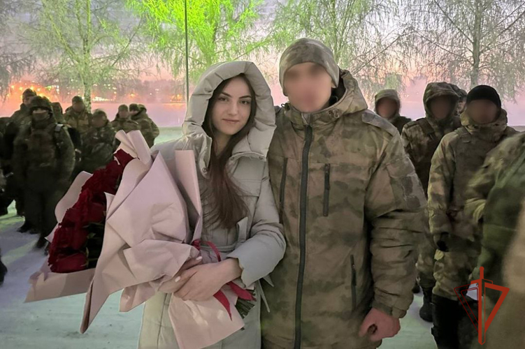 Военнослужащий Росгвардии, прибыв из служебной командировки, сделал предложение своей девушке в Иркутской области (ВИДЕО)