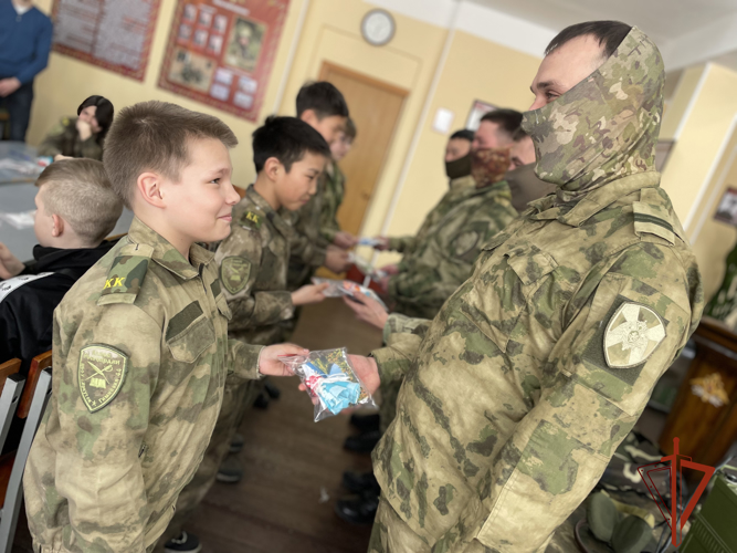 Школьники из Иркутска подарили военнослужащим Росгвардии куклы-обереги (видео)