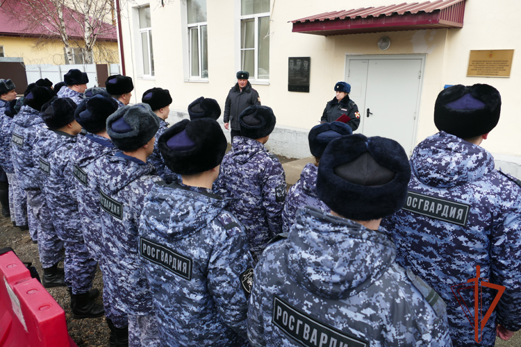 Сотрудники Росгвардии почтили память сослуживцев, погибших 13 лет назад во время задержания вооруженных преступников в Иркутске