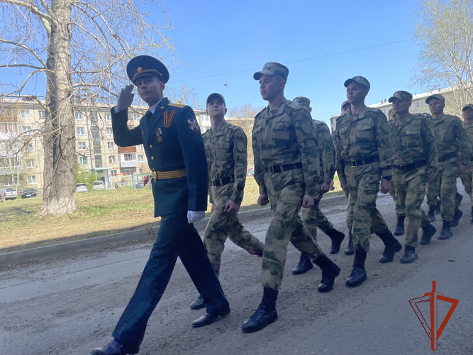 «Парад у дома ветерана» провели росгвардейцы в Ангарске (ВИДЕО)