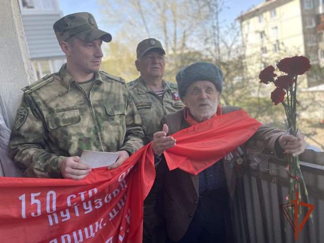 «Парад у дома ветерана» провели росгвардейцы в Ангарске (ВИДЕО)