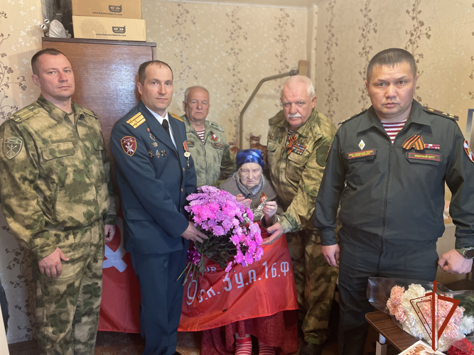 «Парад у дома ветерана» провели росгвардейцы в Ангарске (ВИДЕО)