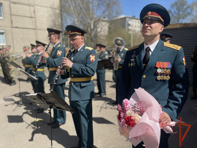 «Парад у дома ветерана» провели росгвардейцы в Ангарске (ВИДЕО)