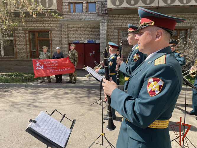 «Парад у дома ветерана» провели росгвардейцы в Ангарске (ВИДЕО)
