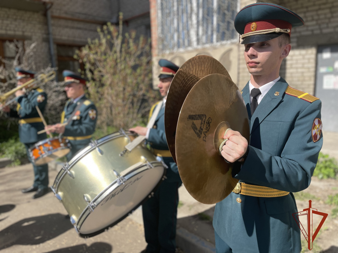«Парад у дома ветерана» провели росгвардейцы в Ангарске (ВИДЕО)