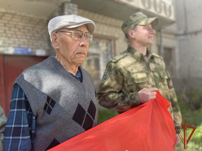 «Парад у дома ветерана» провели росгвардейцы в Ангарске (ВИДЕО)
