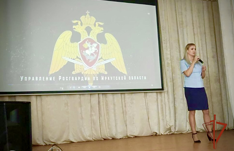 В преддверии Дня Победы сотрудники Росгвардии проводят в школах Приангарья уроки патриотического воспитания