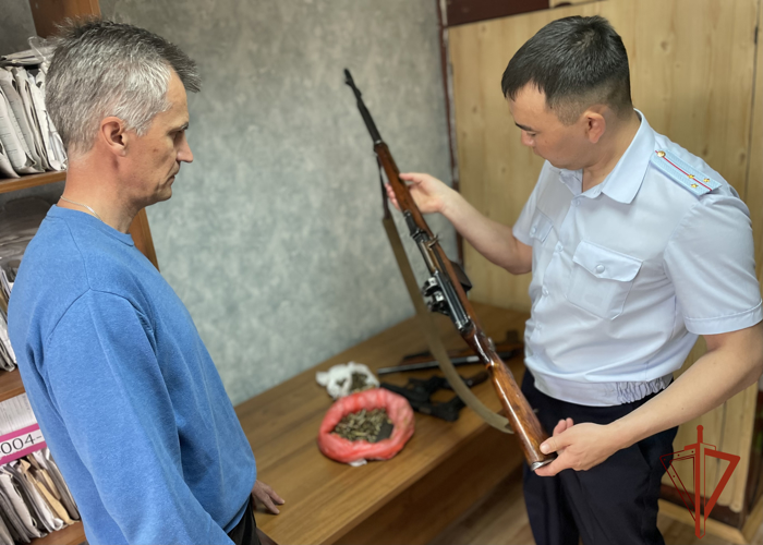 Житель Иркутска сдал в Росгвардию арсенал оружия времён Великой Отечественной войны (видео)