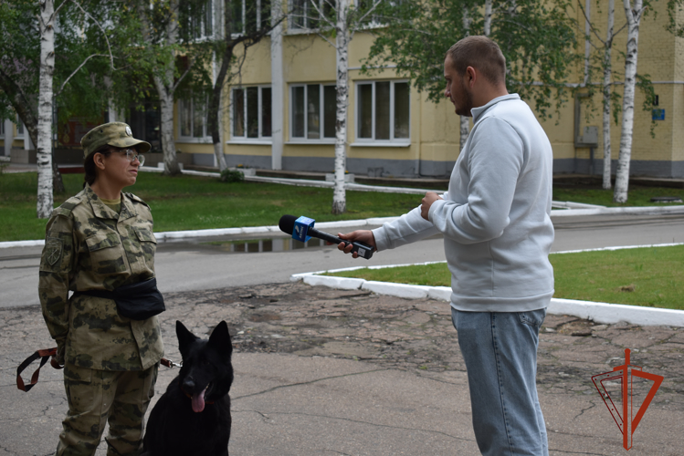 В Иркутской области с профессиональным праздником поздравили кинологов Росгвардии (видео)