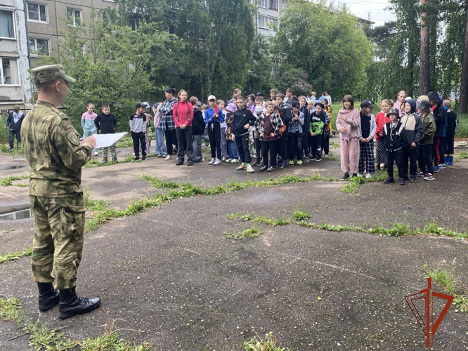 Военнослужащие Росгвардии устроили спортивные игры для школьников в дни летних каникул (видео)