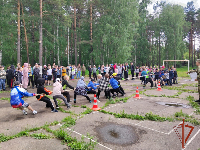 Военнослужащие Росгвардии устроили спортивные игры для школьников в дни летних каникул (видео)