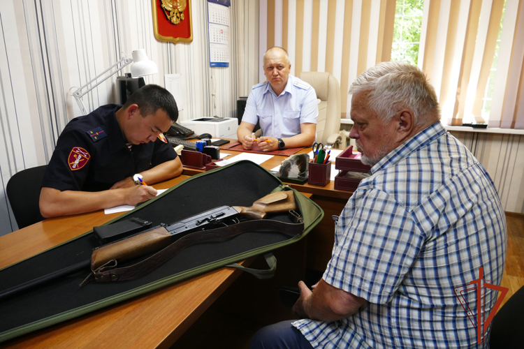 Более 100 единиц оружия передала Росгвардия для нужд участников СВО от жителей Иркутской области (видео)