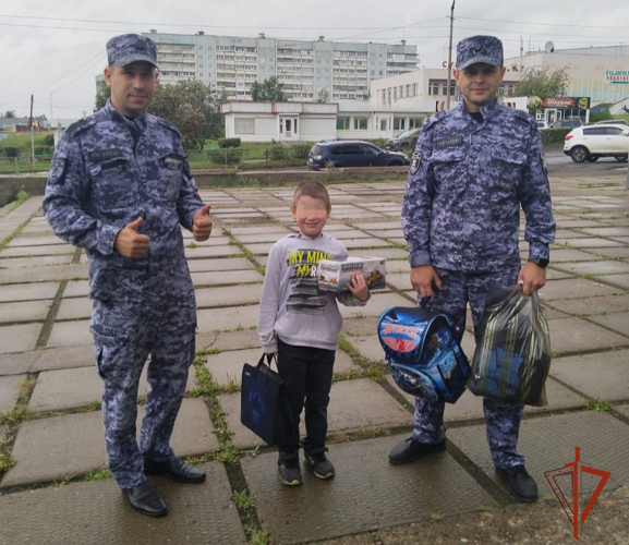 В Усть-Илимске сотрудники Росгвардии помогли собраться в первый класс ребёнку из детского дома (видео)