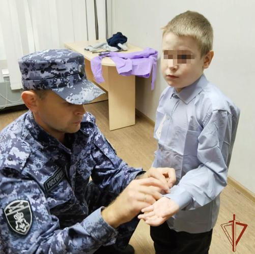 В Усть-Илимске сотрудники Росгвардии помогли собраться в первый класс ребёнку из детского дома (видео)