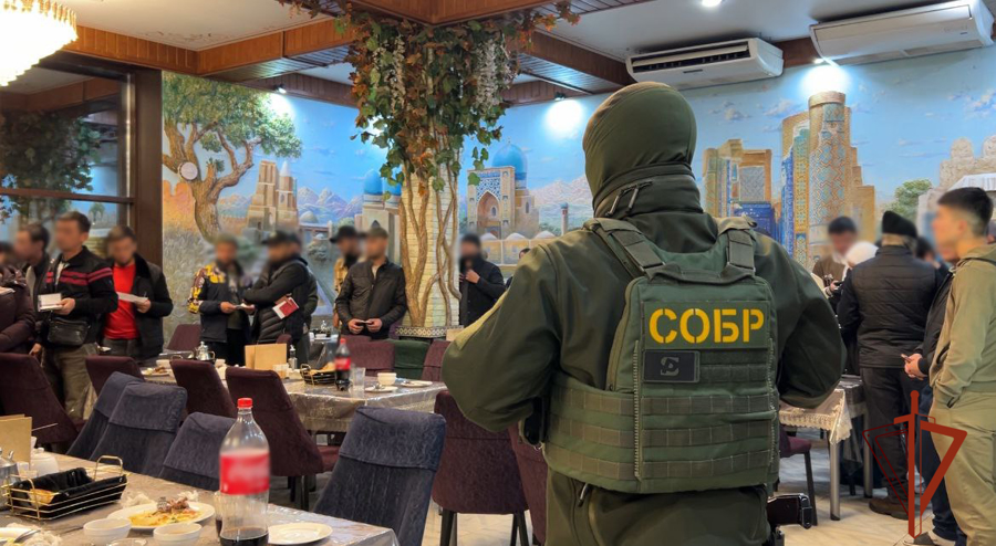 В Иркутске СОБР Росгвардии совместно с полицейскими задержали подозреваемых по факту организации нелегальной миграции 