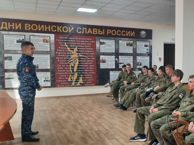 Офицер Росгвардии рассказал иркутским школьникам о поступлении в ведомственные вузы