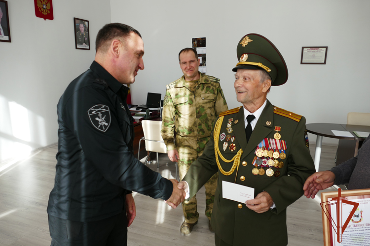 Росгвардейцы Приангарья поздравили ветерана внутренних войск с 90-летним юбилеем