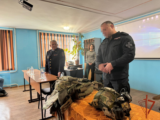 В Иркутске сотрудники спецподразделений Росгвардии провели урок мужества в преддверии Дня Героев Отечества  