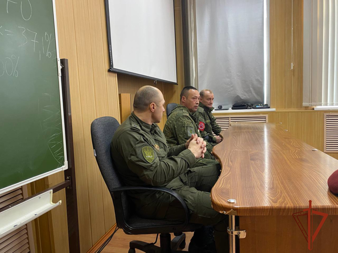 В Иркутске сотрудники СОБР «Байкал» провели Урок мужества для учащихся медицинского колледжа 