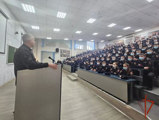 В Иркутске сотрудник ОМОН «Удар»  принял участие в едином дне государственно-правового информирования студентов