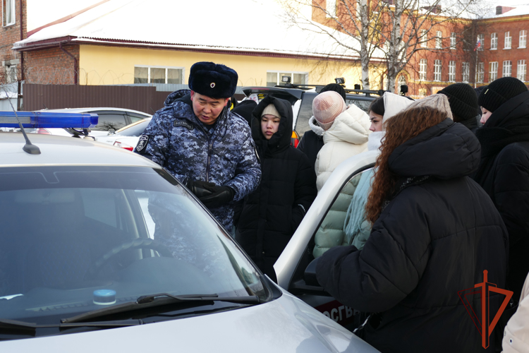 В Иркутске росгвардейцы провели для студентов день открытых дверей (ВИДЕО)