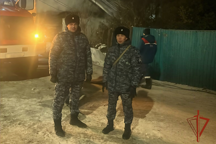В Иркутске сотрудники Росгвардии спасли мужчину на пожаре (ВИДЕО)