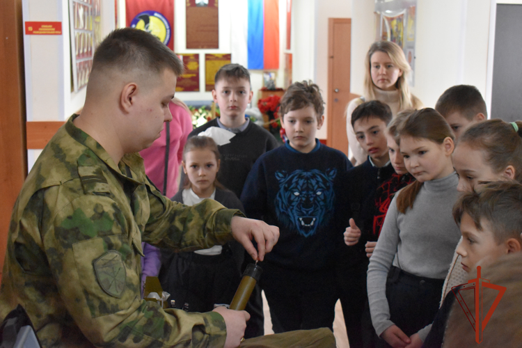 В Иркутской области военнослужащие полка оперативного назначения Росгвардии присоединились к патриотической акции «Слава Защитникам!»