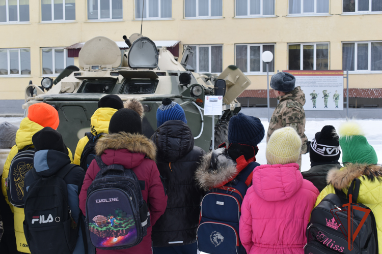 В Иркутской области военнослужащие полка оперативного назначения Росгвардии присоединились к патриотической акции «Слава Защитникам!»