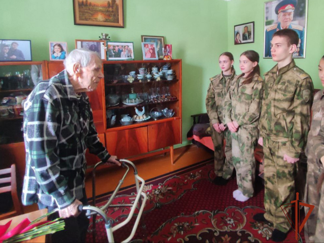 Кадеты Росгвардии поздравили с Днём защитника Отечества 105-летнего ветерана Великой Отечественной войны из Иркутска