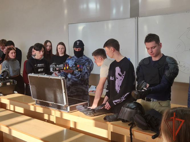 Патриотическую акцию "Слава Защитникам!" провели сотрудники ОМОН Росгвардии для иркутских студентов