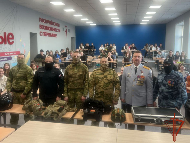 Патриотическую акцию "Слава Защитникам!" провели сотрудники ОМОН Росгвардии для иркутских студентов