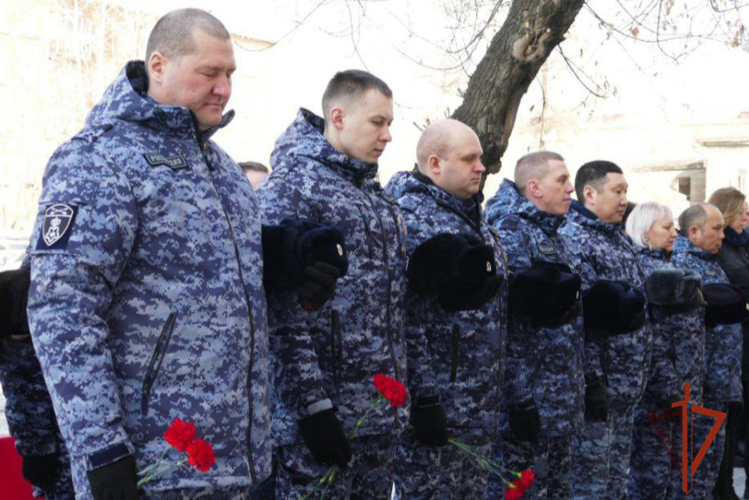 В Приангарье сотрудники вневедомственной охраны Росгвардии почтили память коллеги, погибшего при исполнении служебных обязанностей