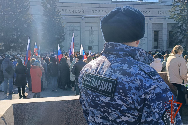 Иркутские росгвардейцы обеспечили безопасность проведения митинг-концерта в День воссоединения Крыма с Россией