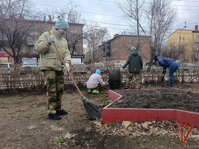 К юбилею Победы Кадеты Росгвардии привели в порядок сквер Памяти в Иркутске