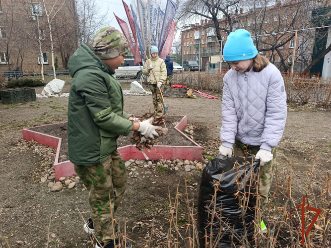 К юбилею Победы Кадеты Росгвардии привели в порядок сквер Памяти в Иркутске