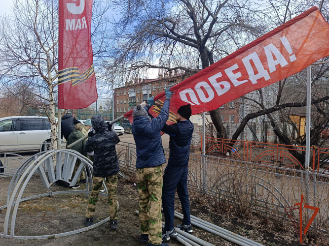 К юбилею Победы Кадеты Росгвардии привели в порядок сквер Памяти в Иркутске